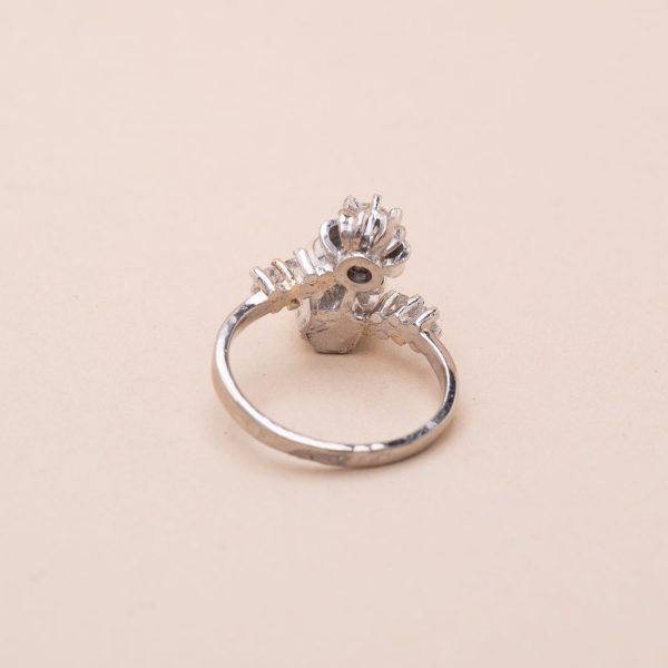 Bague vintage sertie d'une perle fine et de diamant vue sur l'anneau et le chaton